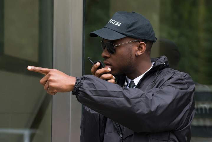 Agent de sécurité en action Toulouse